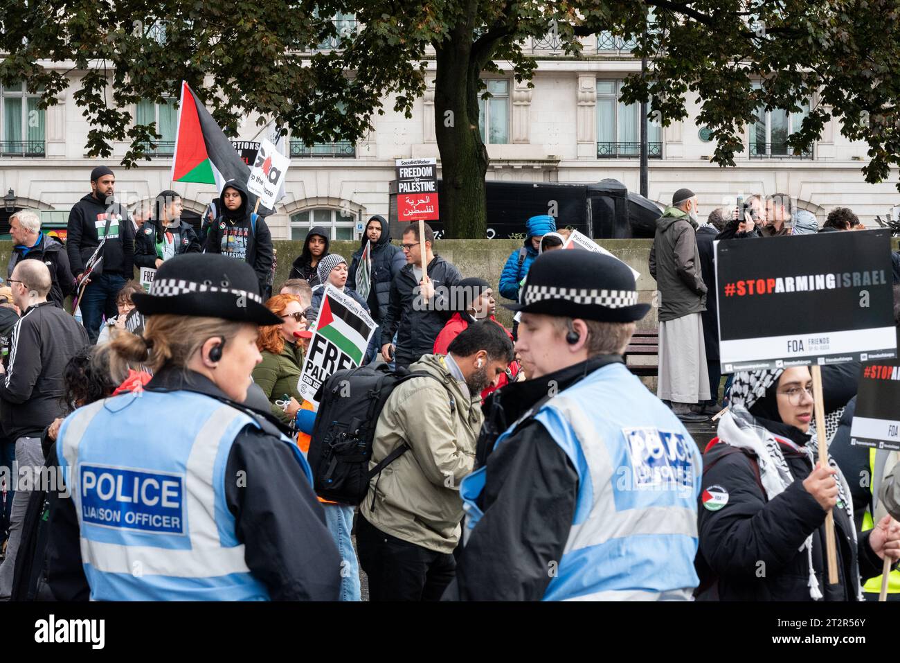 Marble Arch, Londres, Royaume-Uni. 21 octobre 2023. Une manifestation est en cours contre l'escalade de l'action militaire à Gaza alors que le conflit entre Israël et le Hamas se poursuit. Organisés par des groupes tels que Palestine Solidarity Campaign et Stop the War Coalition, intitulés « Marche nationale pour la Palestine » et avec des appels à « libérer la Palestine », « mettre fin à la violence » et « mettre fin à l’apartheid », les manifestants se rassemblent devant Marble Arch Banque D'Images