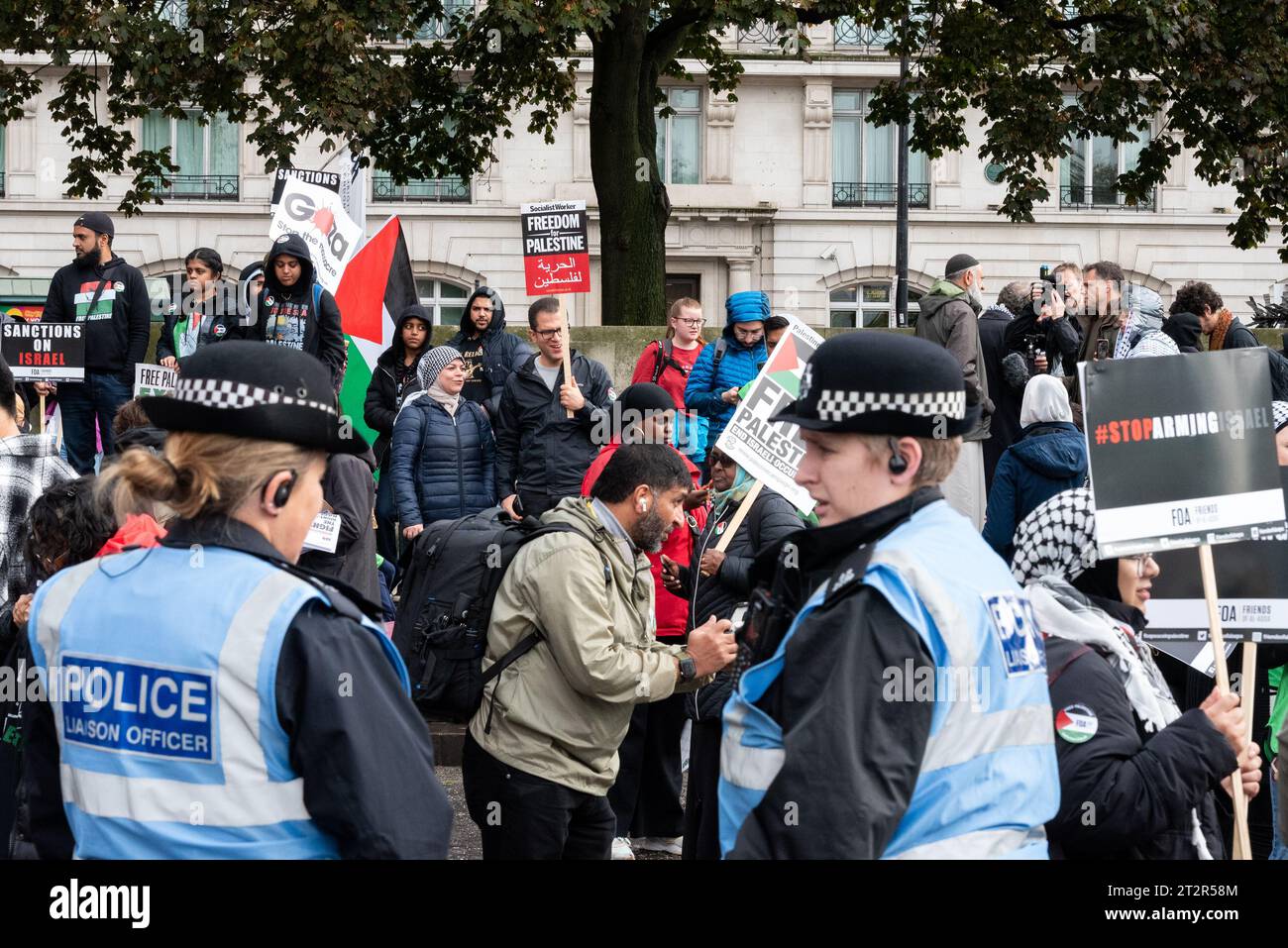 Marble Arch, Londres, Royaume-Uni. 21 octobre 2023. Une manifestation est en cours contre l'escalade de l'action militaire à Gaza alors que le conflit entre Israël et le Hamas se poursuit. Organisés par des groupes tels que Palestine Solidarity Campaign et Stop the War Coalition, intitulés « Marche nationale pour la Palestine » et avec des appels à « libérer la Palestine », « mettre fin à la violence » et « mettre fin à l’apartheid », les manifestants se rassemblent devant Marble Arch Banque D'Images