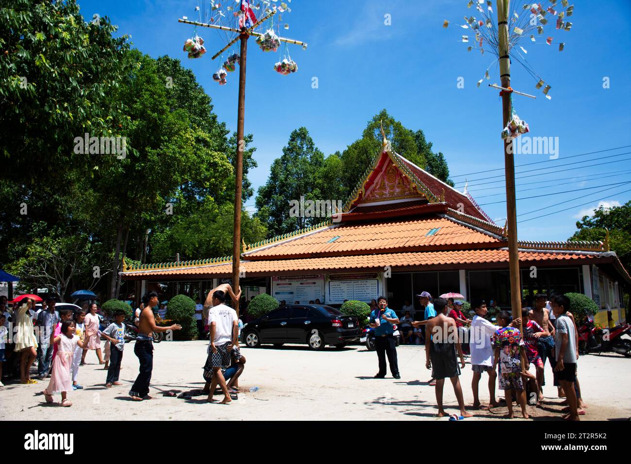 Les populations locales thaïlandaises se joignent au poteau rituel d