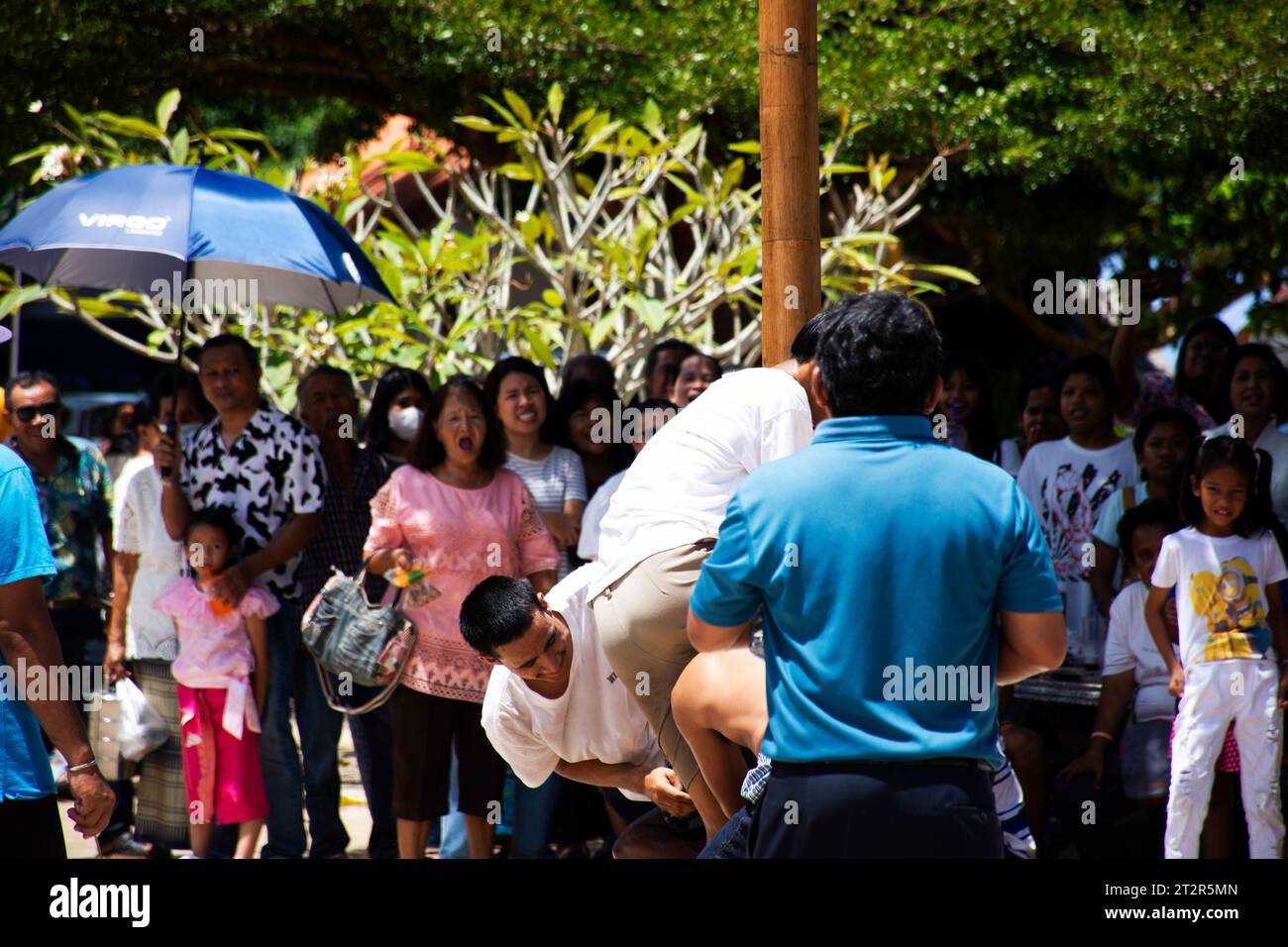 Les populations locales thaïlandaises se joignent au poteau d'huile d