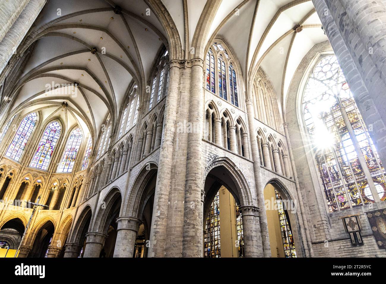 Plafond voûté intérieur, vitraux et déambulatoire, cathédrale de St. Gudula, Bruxelles, Belgique Banque D'Images