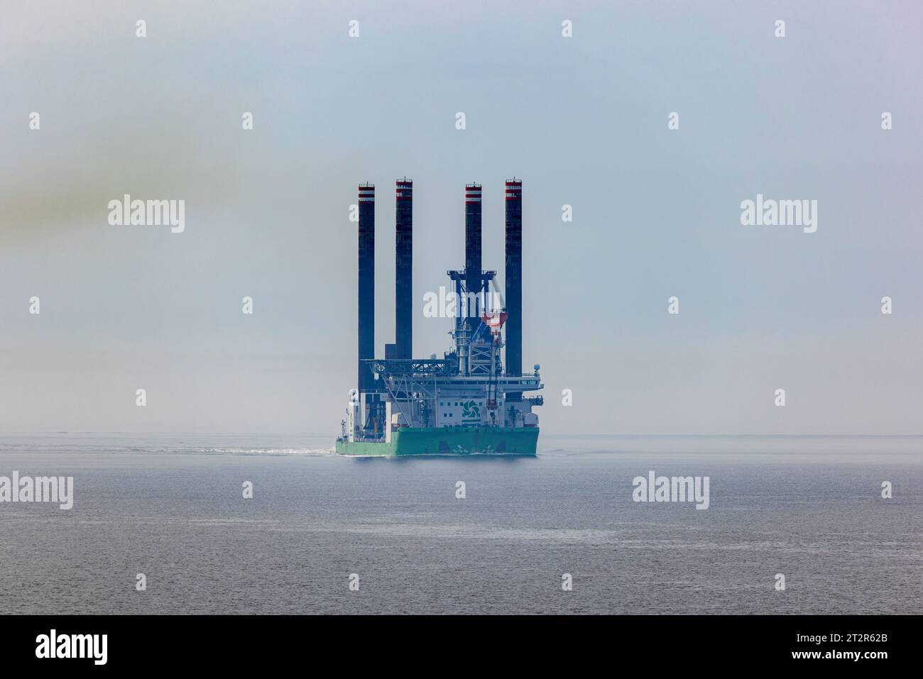 Sea Challenger apparaît hors de l'estuaire brumeux de la Severn Banque D'Images