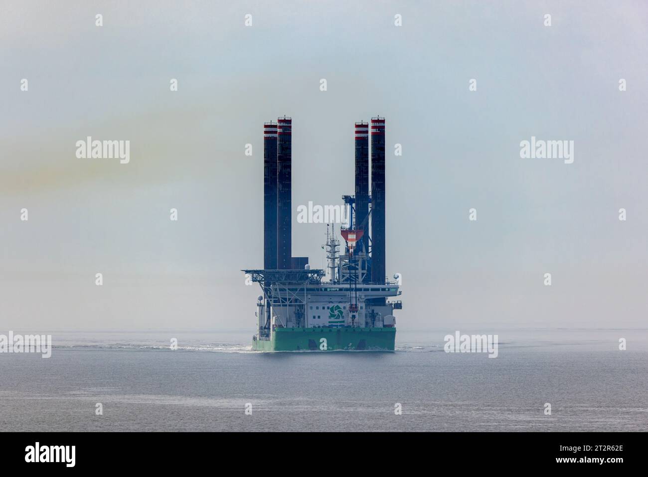 Sea Challenger apparaît hors de l'estuaire brumeux de la Severn Banque D'Images