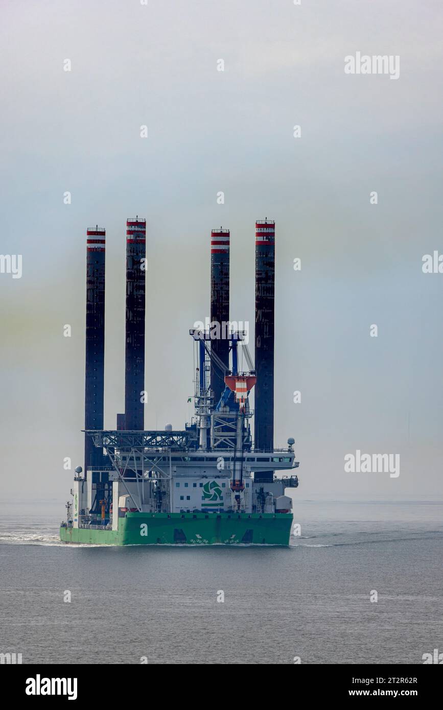 Sea Challenger apparaît hors de l'estuaire brumeux de la Severn Banque D'Images