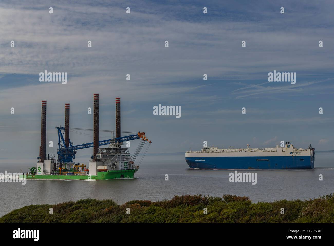 Navire de levage avec grue de levage lourde Banque D'Images