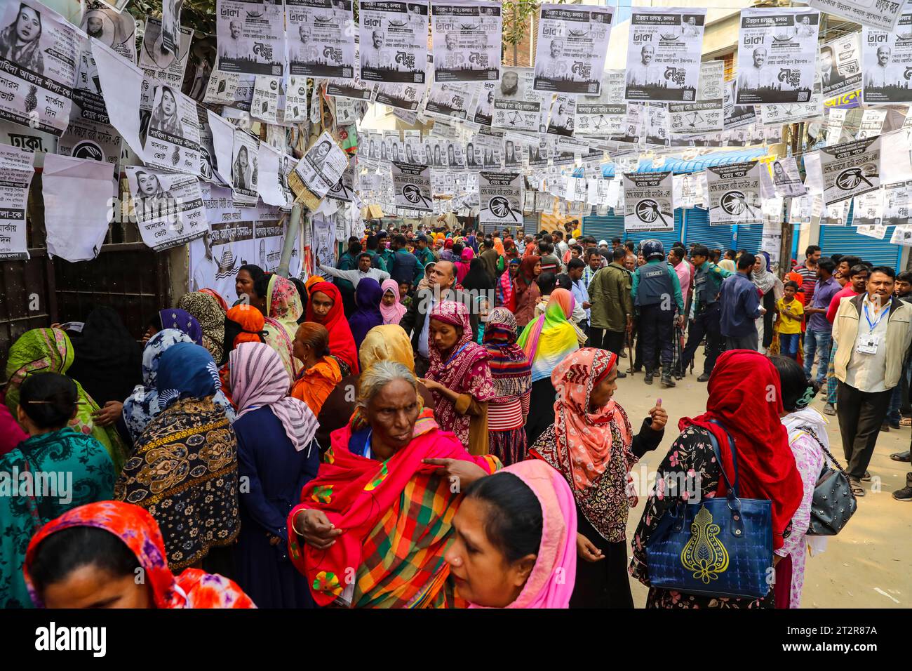 L'affiche de la campagne électorale est accrochée dans la rue lors de l'élection de Dhaka City North Corporation, Dhaka, Bangladesh. Banque D'Images