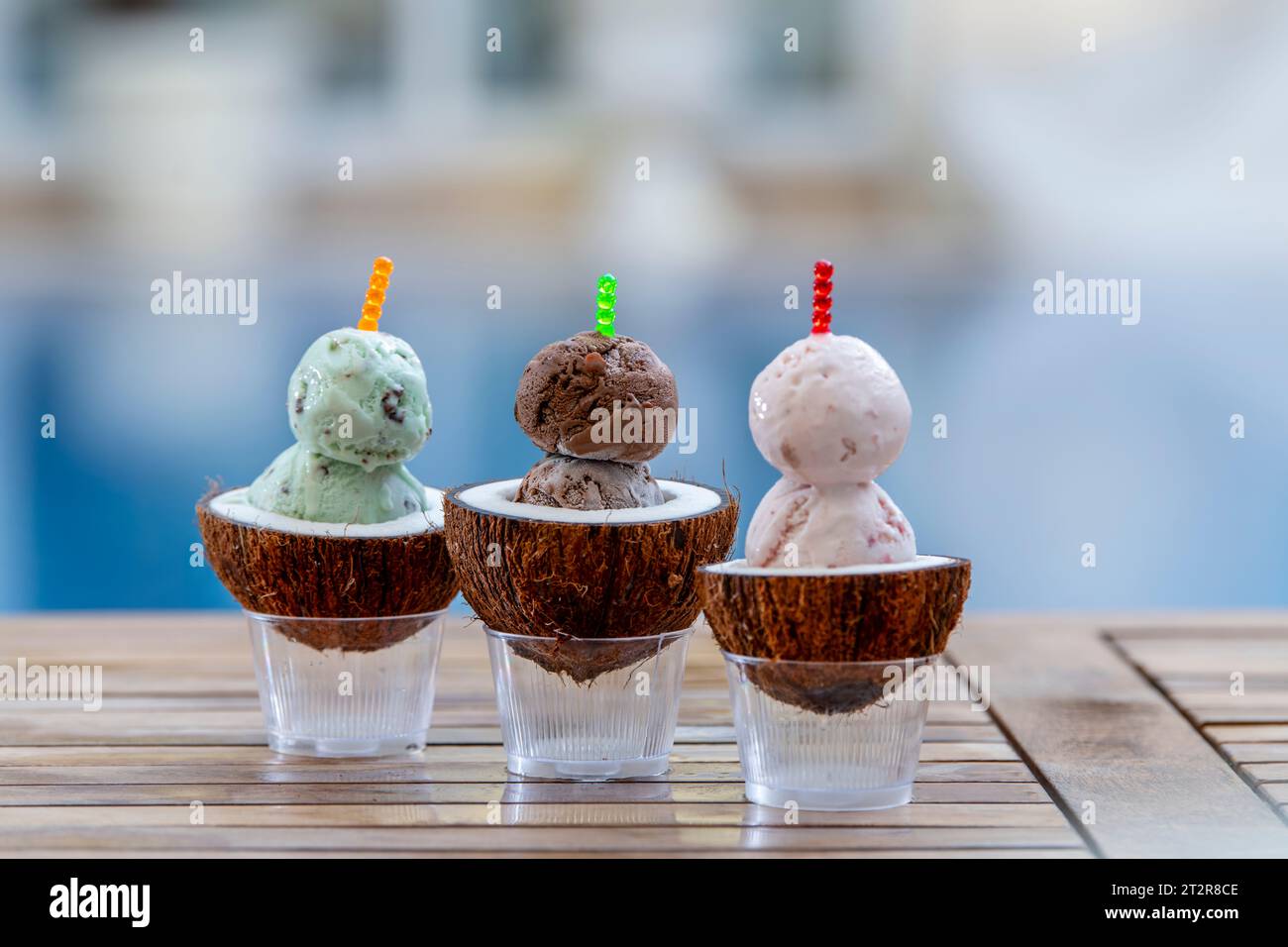 Délicieuse crème glacée crémeuse dans fond neutre de tasse de noix de coco. Banque D'Images