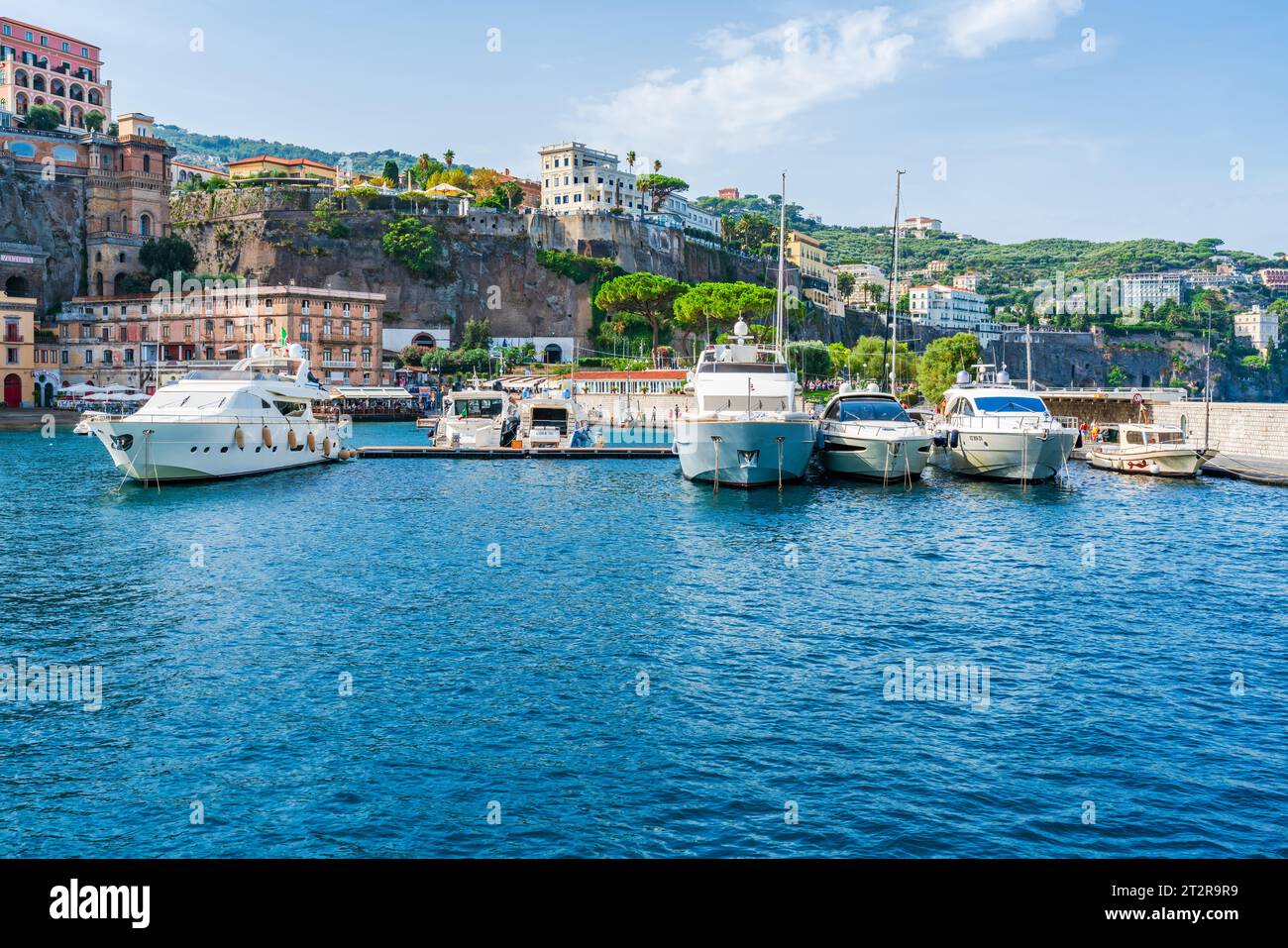 CAPRI, ITALIE - 22 SEPTEMBRE 2023 : bateaux à Marina Grande sur l'île de Capri célèbre pour ses paysages accidentés, ses hôtels haut de gamme et ses boutiques de luxe. Po Banque D'Images