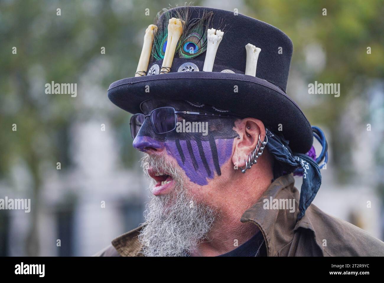 Londres, Royaume-Uni 21 octobre 2023. Des centaines de danseurs Morris se rassemblent à Trafalgar Square pour marquer les 20 ans de . La loi sur les licences (2003) a pour but de simplifier les lois sur les licences pour la vente d'alcool et la fourniture de divertissements, ainsi que de permettre une ouverture de 24 heures pour la première fois .Credit amer ghazzal/Alamy Live News Banque D'Images