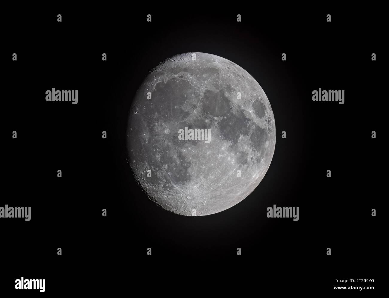 La lune cireuse qui brille dans le ciel nocturne au-dessus d'Ottawa, Canada Banque D'Images