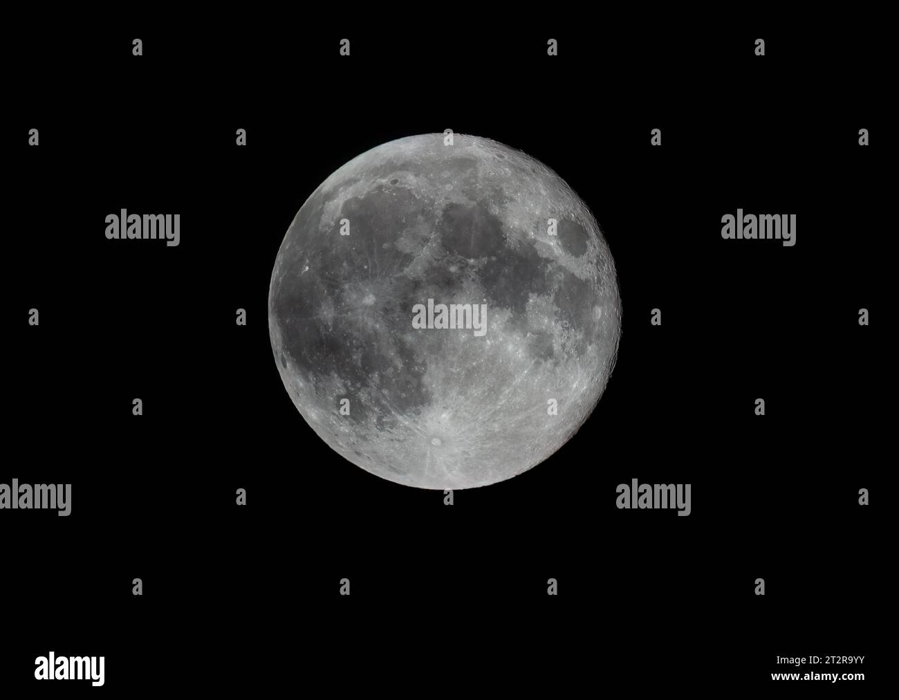 La pleine lune qui brille dans le ciel nocturne au-dessus d'Ottawa, Canada Banque D'Images