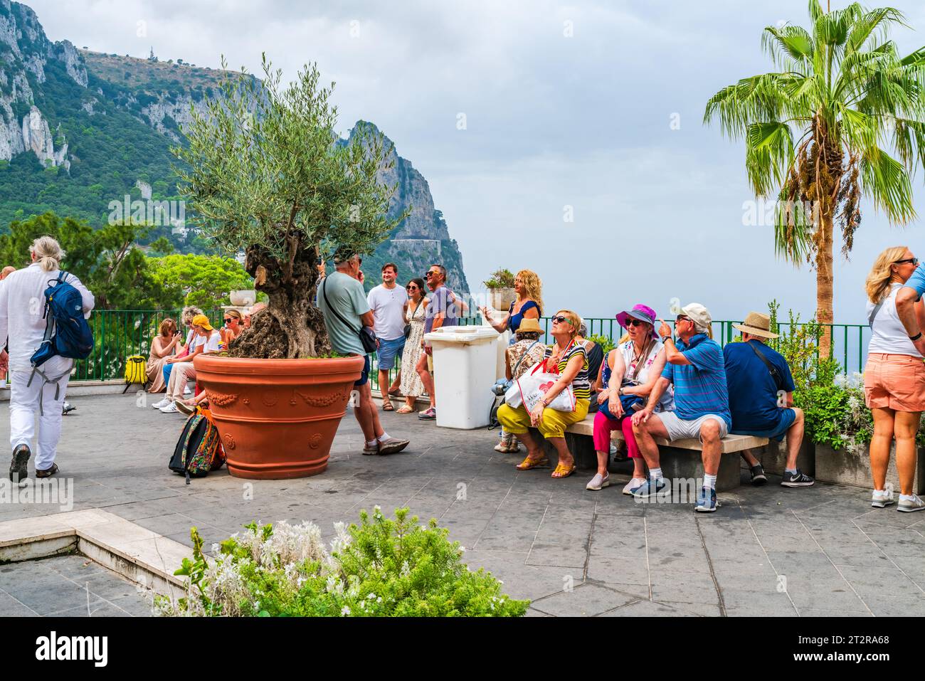 CAPRI, ITALIE - 22 SEPTEMBRE 2023 : les touristes profitent de vacances sur l'île de Capri célèbre pour ses paysages accidentés, ses hôtels haut de gamme et ses boutiques de luxe. Banque D'Images