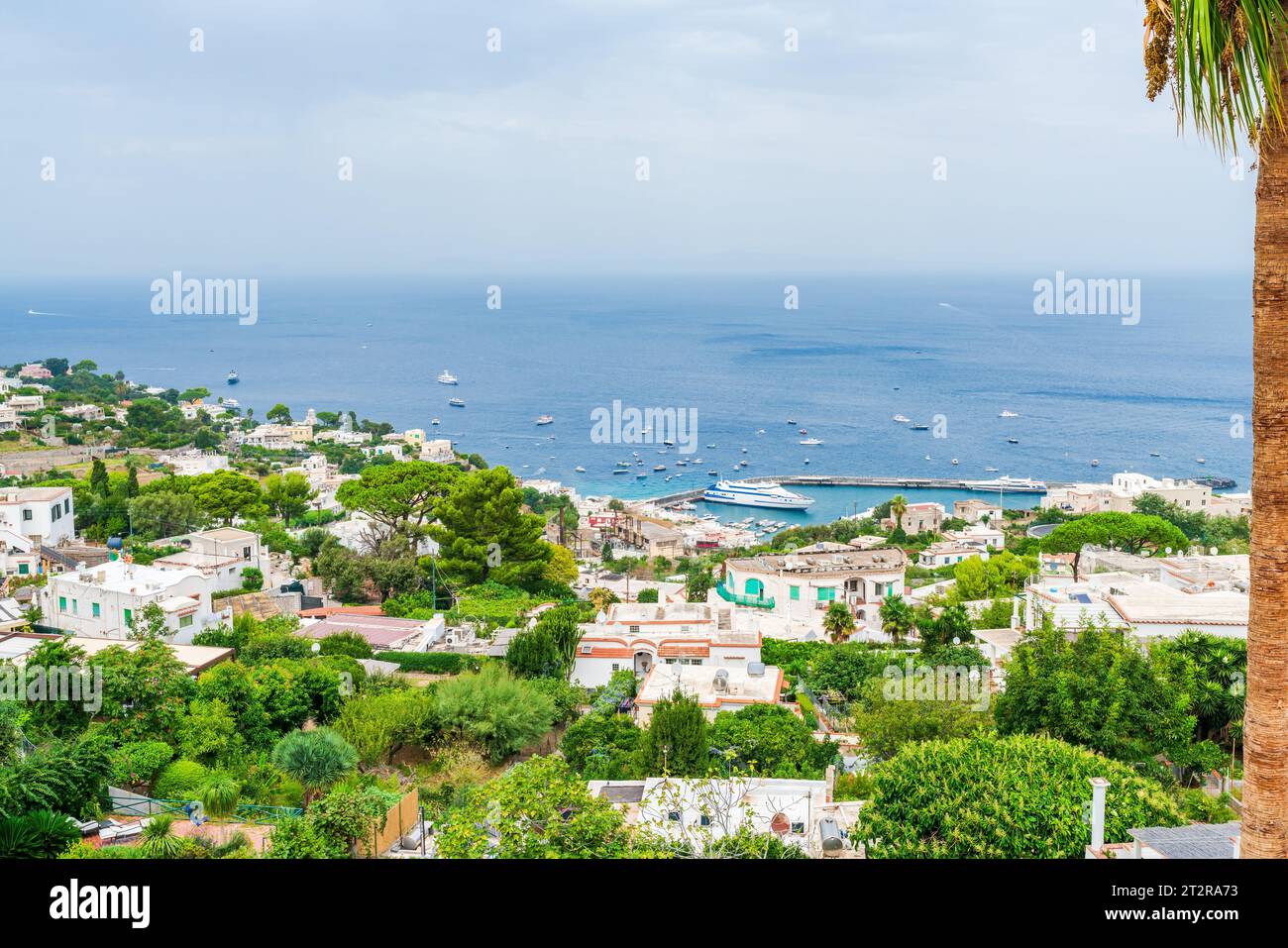 Vue imprenable sur Capri et une baie de Naples depuis le Mont Solaro sur l'île de Capri, Italie Banque D'Images