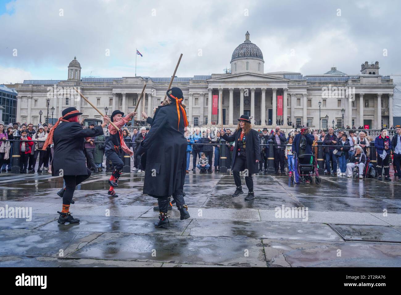 Londres, Royaume-Uni 21 octobre 2023. Des centaines de danseurs Morris se rassemblent à Trafalgar Square pour marquer les 20 ans de . La loi sur les licences (2003) a pour but de simplifier les lois sur les licences pour la vente d'alcool et la fourniture de divertissements, ainsi que de permettre une ouverture de 24 heures pour la première fois .Credit amer ghazzal/Alamy Live News Banque D'Images