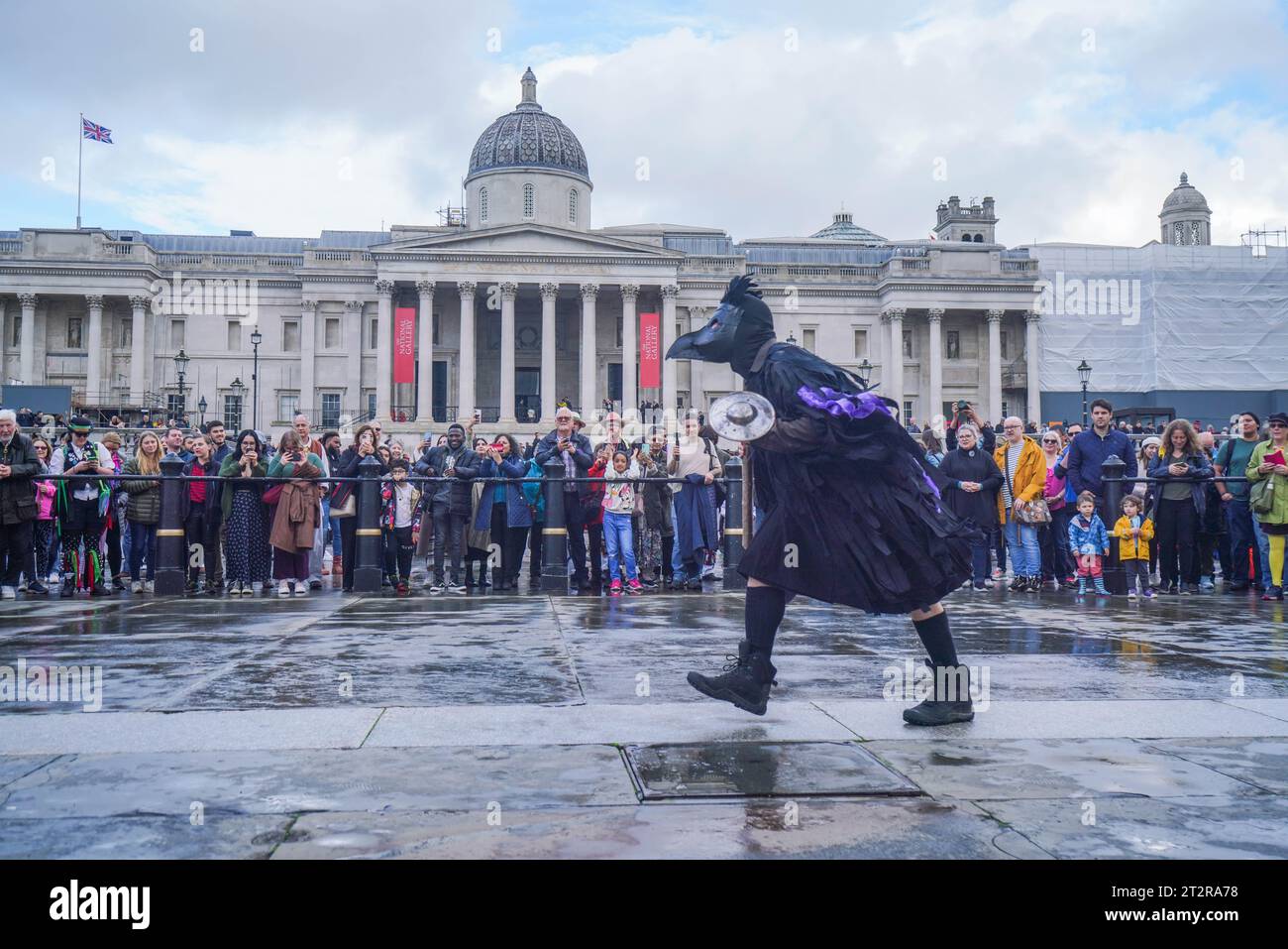 Londres, Royaume-Uni 21 octobre 2023. Des centaines de danseurs Morris se rassemblent à Trafalgar Square pour marquer les 20 ans de . La loi sur les licences (2003) a pour but de simplifier les lois sur les licences pour la vente d'alcool et la fourniture de divertissements, ainsi que de permettre une ouverture de 24 heures pour la première fois .Credit amer ghazzal/Alamy Live News Banque D'Images