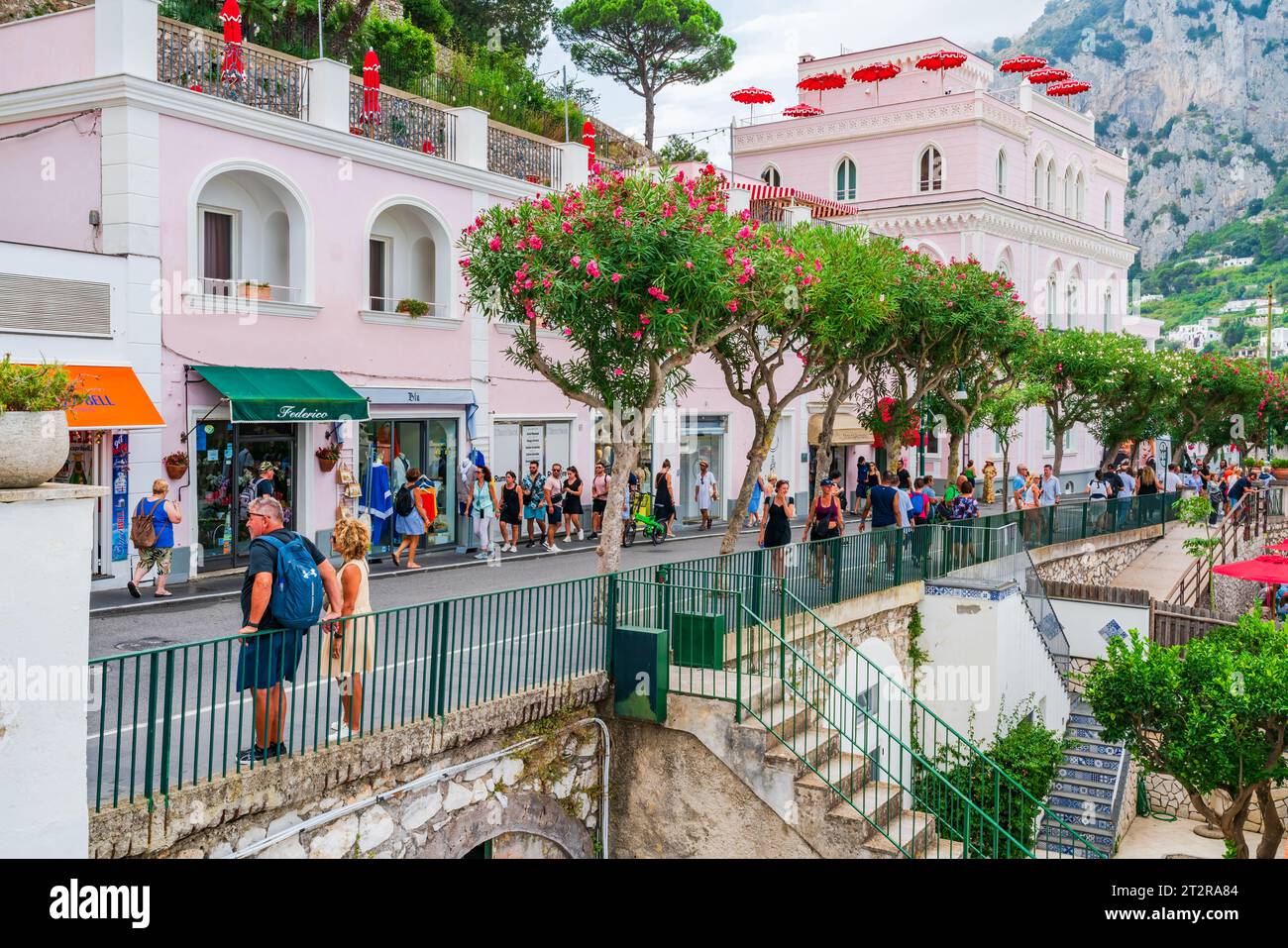 CAPRI, ITALIE - 22 SEPTEMBRE 2023 : les touristes profitent de vacances sur l'île de Capri célèbre pour ses paysages accidentés, ses hôtels haut de gamme et ses boutiques de luxe. Banque D'Images
