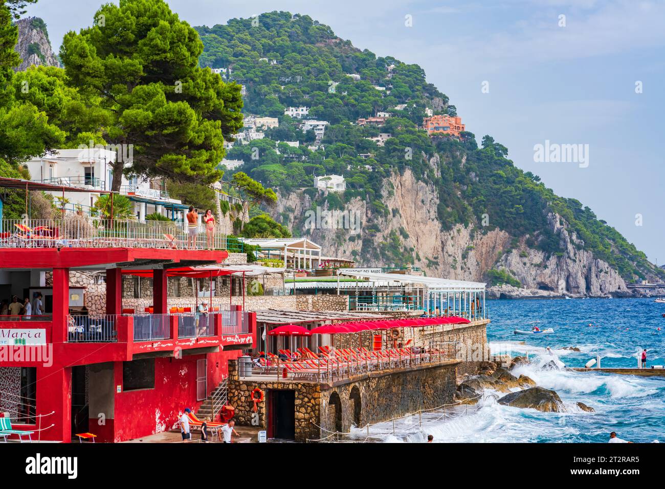 CAPRI, ITALIE - 22 SEPTEMBRE 2023 : vue de Marina Piccola sur l'île de Capri célèbre pour ses paysages accidentés, ses hôtels haut de gamme et ses boutiques de luxe Banque D'Images