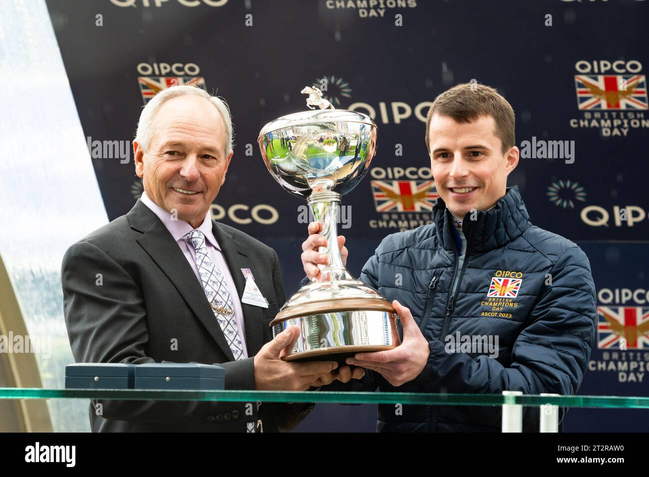 Ascot Racecourse, Berkshire, Royaume-Uni ; le jockey William Buick reçoit le trophée de Jockey Champion 2023 par Steve Cauthen, à l'hippodrome d'Ascot lors de la QIPCO British Champions Day 2023. Crédit JTW Equine Images / Alamy Live News Banque D'Images