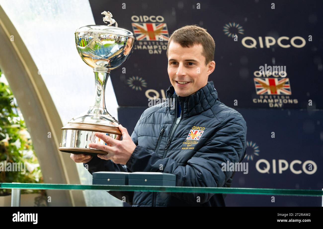Ascot Racecourse, Berkshire, Royaume-Uni ; le jockey William Buick reçoit le trophée de Jockey Champion 2023 par Steve Cauthen, à l'hippodrome d'Ascot lors de la QIPCO British Champions Day 2023. Crédit JTW Equine Images / Alamy Live News Banque D'Images