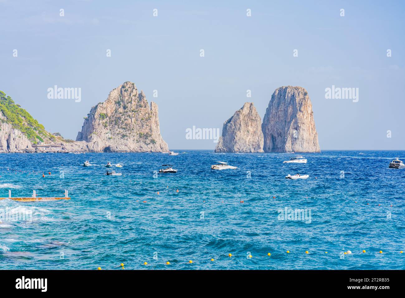Vue sur les rochers Faraglioni et une baie de Naples. Île de Capri, Italie Banque D'Images