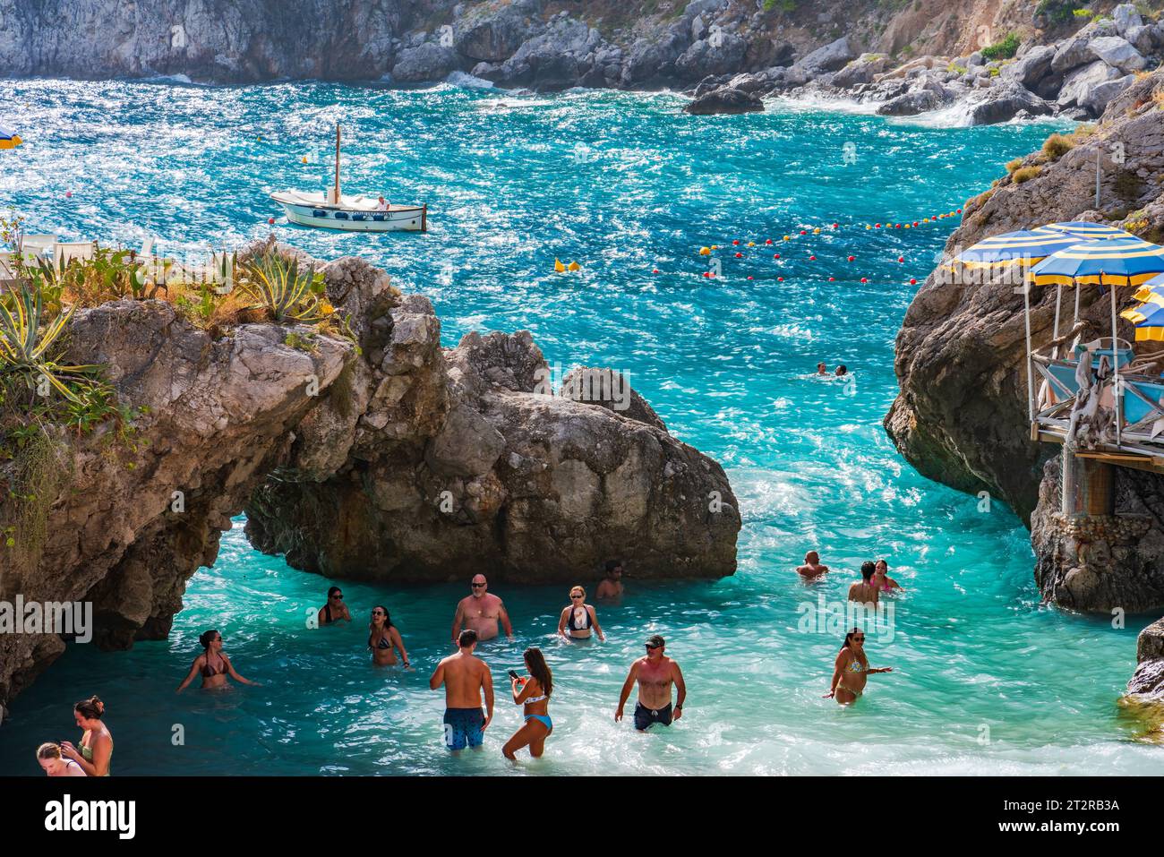 CAPRI, ITALIE - 22 SEPTEMBRE 2023 : les vacanciers se détendent à Marina Piccola sur l'île de Capri, célèbre pour ses paysages accidentés, ses hôtels haut de gamme et son luxe Banque D'Images