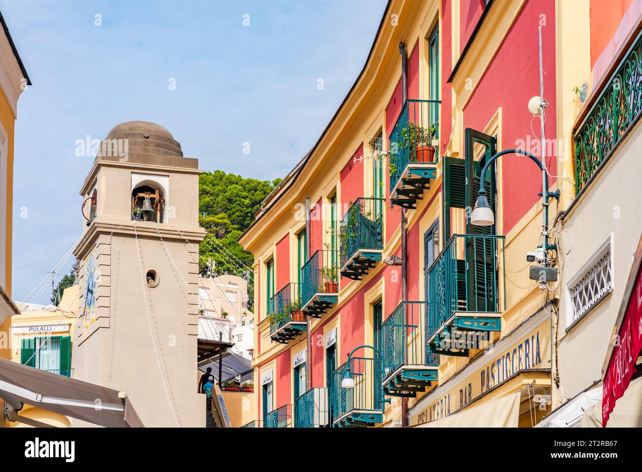 CAPRI, ITALIE - 22 SEPTEMBRE 2023 : l'île de Capri est une destination touristique populaire, célèbre pour ses paysages accidentés, ses hôtels haut de gamme et son design de luxe shopp Banque D'Images