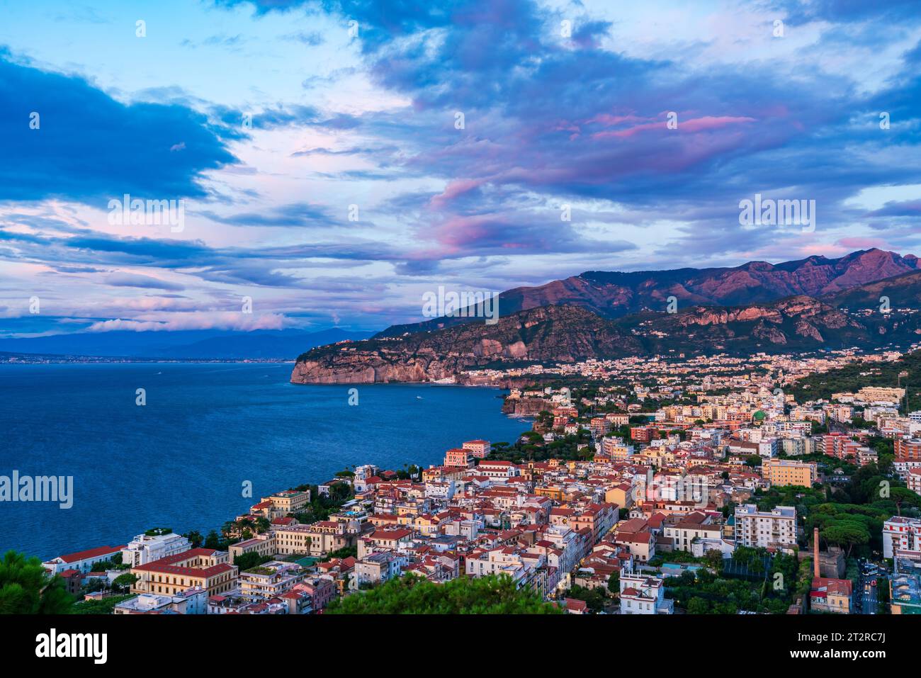 Vue panoramique sur Sorrente et la baie de Naples en Italie au crépuscule Banque D'Images