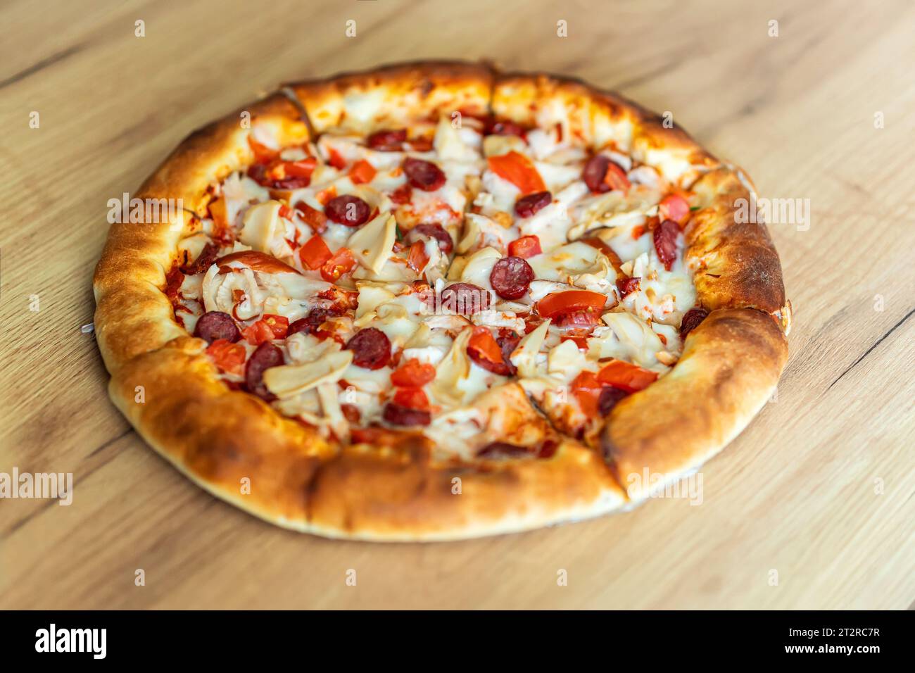 Sur la pizza au pepperoni, rustique en bois de style vintage background. Vue d'en haut Banque D'Images