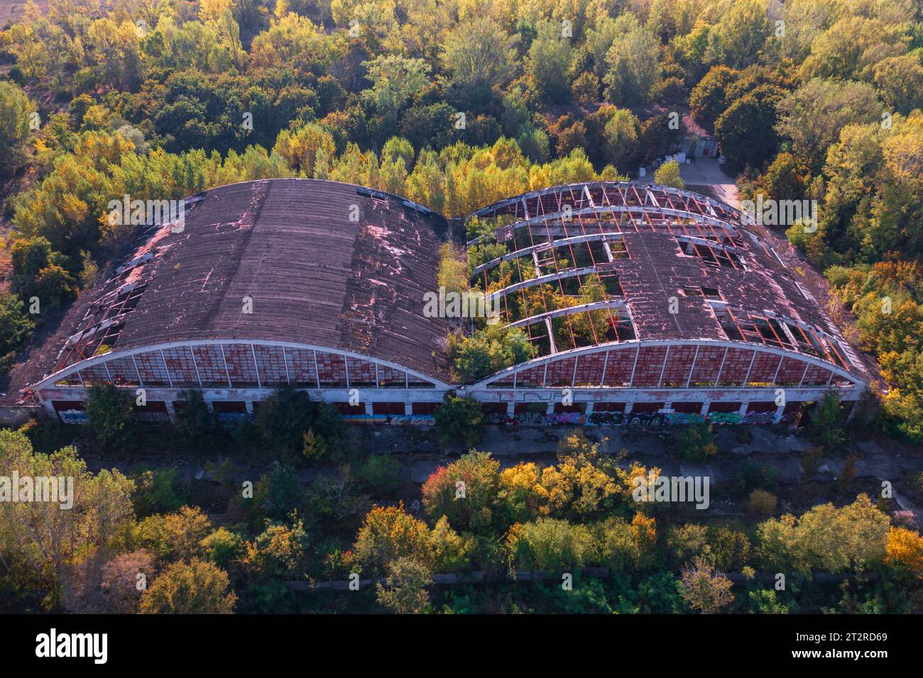 Szentkiralyszabadja, Hongrie - vue aérienne sur un quartier résidentiel abandonné, ressemble à une ville fantôme apocalyptique. Banque D'Images