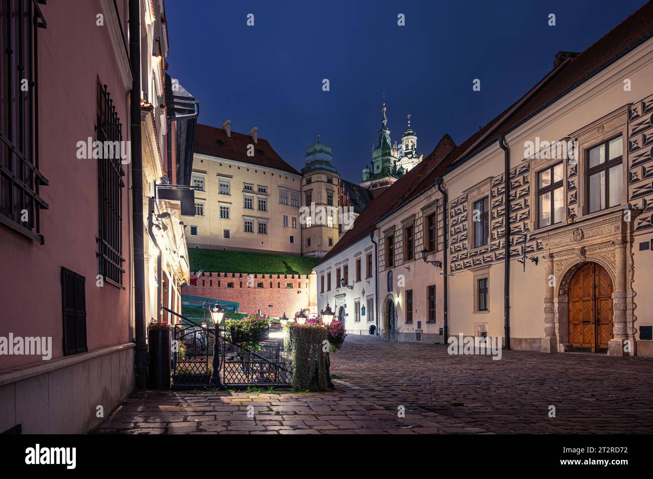 Rue étroite avec vue sur le château de Wawel la nuit à Cracovie, Pologne Banque D'Images