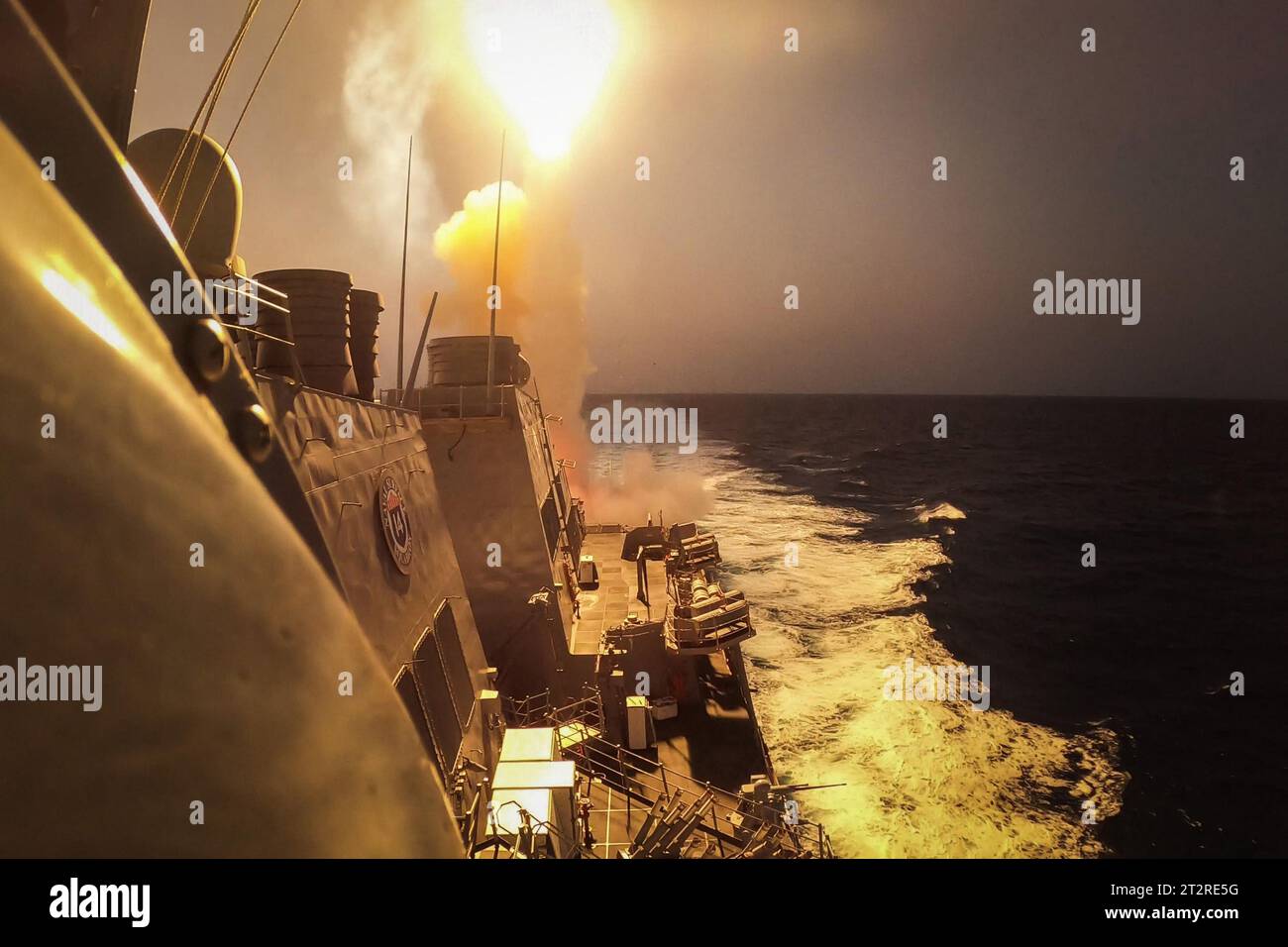 Le destroyer à missiles guidés de classe Arleigh Burke USS Carney (DDG 64) défait une combinaison de missiles Houthi et de véhicules aériens sans pilote dans la mer Rouge, le 19 octobre 2023. Carney est déployé dans la zone d'opérations de la 5e flotte américaine pour aider à assurer la sécurité et la stabilité maritimes dans la région du Moyen-Orient. Photo de MC2 Aaron Lau/États-Unis Navy/UPI crédit : UPI/Alamy Live News Banque D'Images