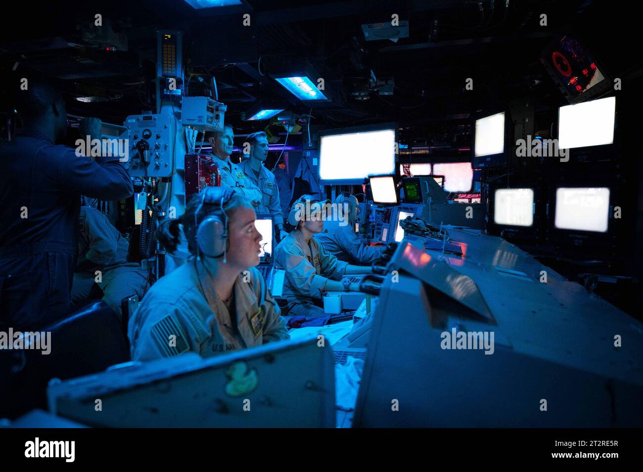 Les marins affectés au destroyer de missiles guidés de classe Arleigh Burke USS Carney (DDG 64) surveillent le centre d'information de combat du navire lors d'une opération visant à vaincre une combinaison de missiles Houthi et de véhicules aériens sans pilote dans la mer Rouge, le 19 octobre 2023. Carney est déployé dans la zone d'opérations de la 5e flotte américaine pour aider à assurer la sécurité et la stabilité maritimes dans la région du Moyen-Orient. Photo de MC2 Aaron Lau/États-Unis Navy/UPI crédit : UPI/Alamy Live News Banque D'Images