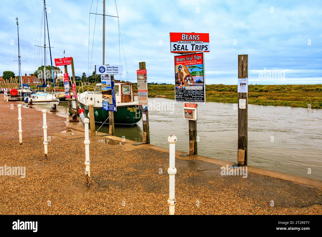 Beaucoup de choix pour une excursion en bateau pour voir les phoques à Blakeney National nature Reserve qui partent de Blakeney Quay, Norfolk, Angleterre, Royaume-Uni Banque D'Images