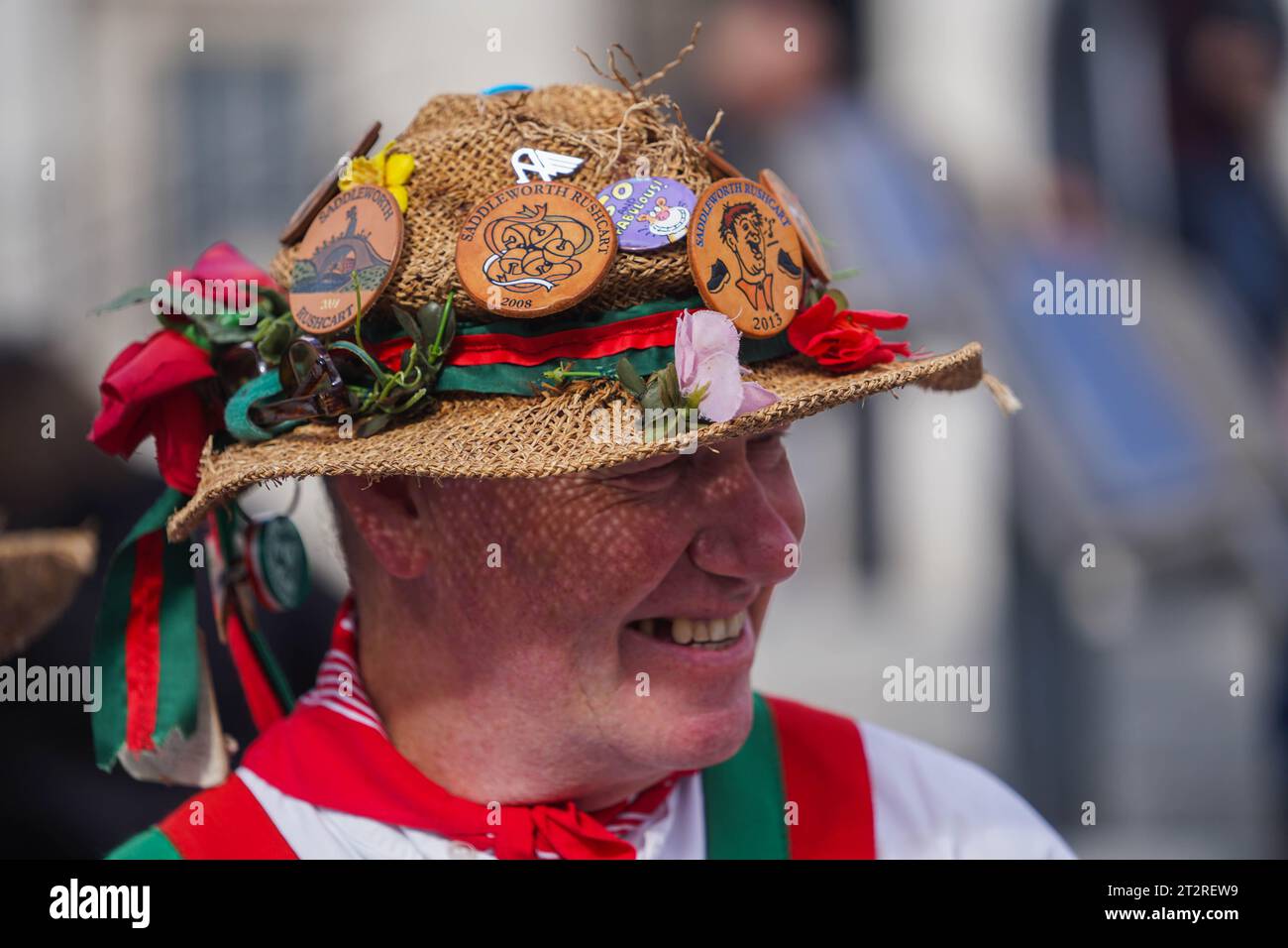 Londres, Royaume-Uni 21 octobre 2023. Des centaines de danseurs Morris portant des chapeaux et des costumes colorés se rassemblent à Trafalgar Square pour marquer les 20 ans qui se sont écoulés depuis . La loi sur les licences (2003) visait à simplifier les lois sur les licences pour la vente d'alcool et la fourniture de divertissements, ainsi qu'à permettre une ouverture de 24 heures pour la première fois .Credit amer ghazzal/Alamy Live News Banque D'Images