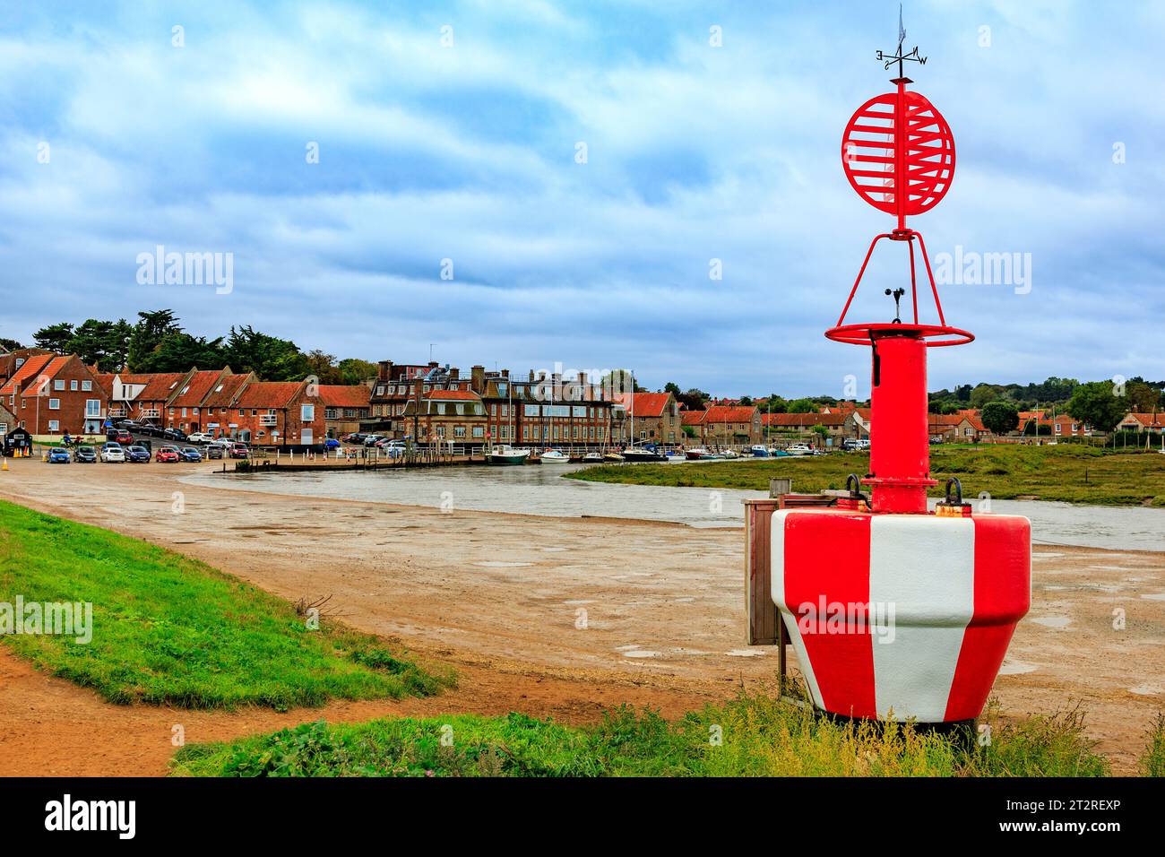 Une bouée de navigation préservée qui mène les bateaux dans Blakeney Quay à marée haute, Norfolk, Angleterre, Royaume-Uni Banque D'Images