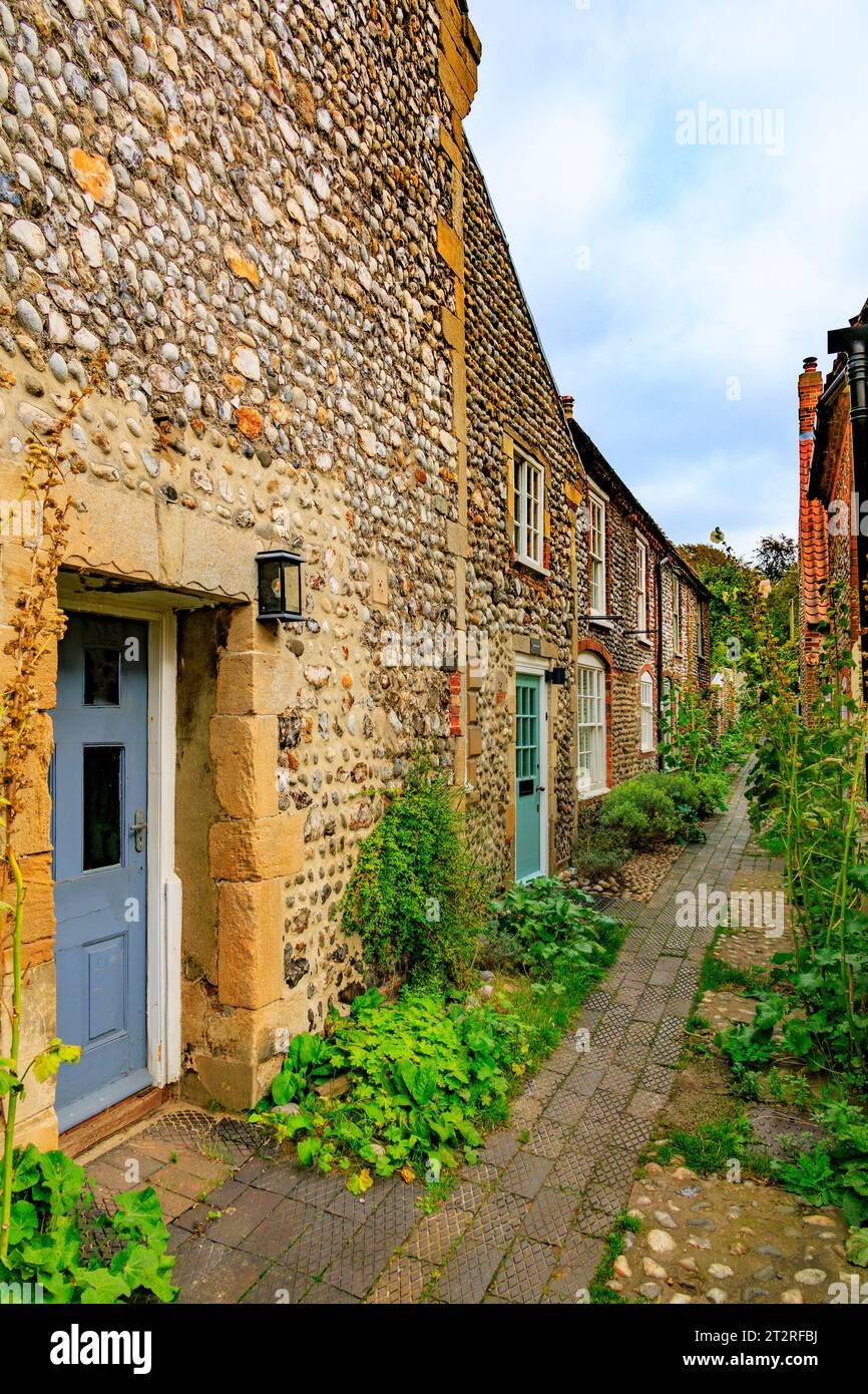 Une rangée de cottages d'architecture traditionnelle 'vernaculaire' de silex, galets et briques à Cley Next the Sea, Norfolk Nord, Angleterre, Royaume-Uni Banque D'Images