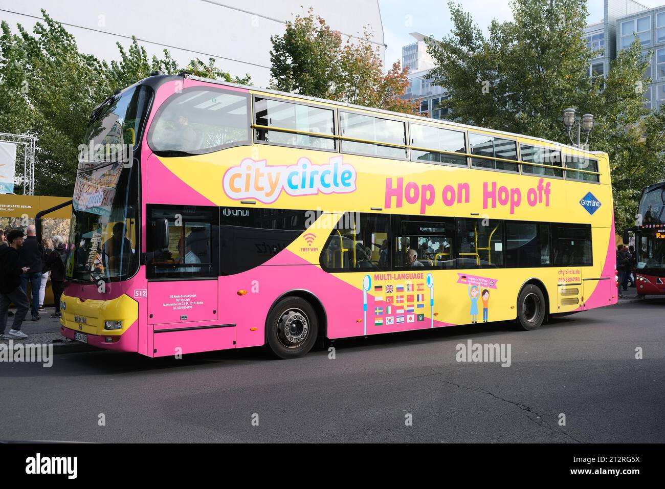 Berlin, Allemagne, 14 octobre 2023, bus à impériale « Hopp on hopp Off » pour les visites de la ville à l'arrêt Checkpoint Charlie. Banque D'Images