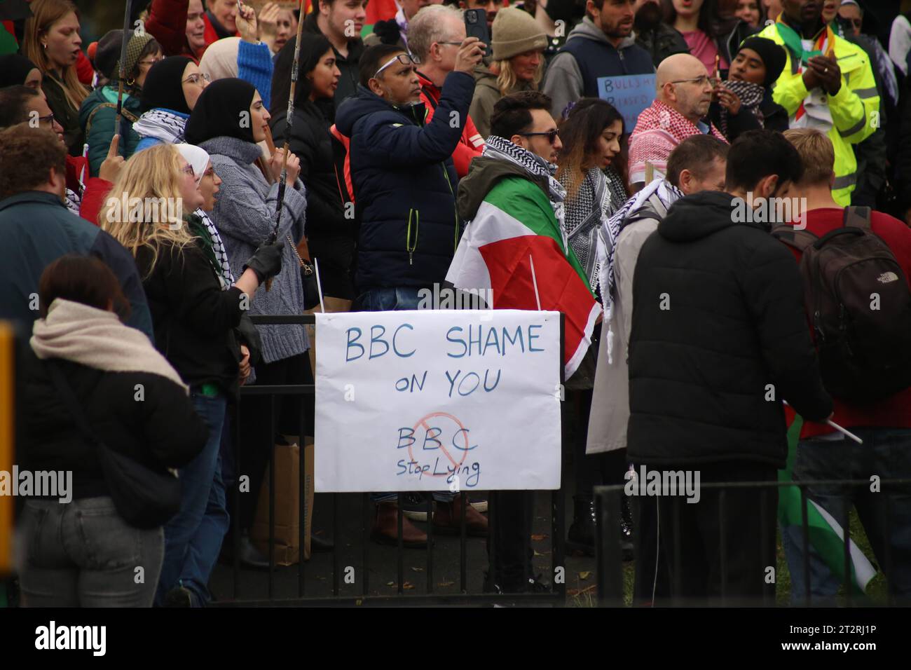 Newcastle upon Tyne, Royaume-Uni. 21 octobre 2023. Veillée pour la Palestine tenue devant BBC Broadcasting House à Newcastle upon Tyne. Les manifestants palestiniens se souviennent des Gazaouis, des Palestiniens tués en Cisjordanie. Les manifestants palestiniens remettent à la BBC une pétition demandant que la BBC et les médias traditionnels cessent le journalisme trompeur et incendiaire qui a exacerbé le récit anti-palestinien et veulent que tous les médias traditionnels et nos politiciens rendent des comptes, Newcastle upon Tyne, Royaume-Uni, 20 octobre 2023, crédit : DEW/Alamy Live News Banque D'Images