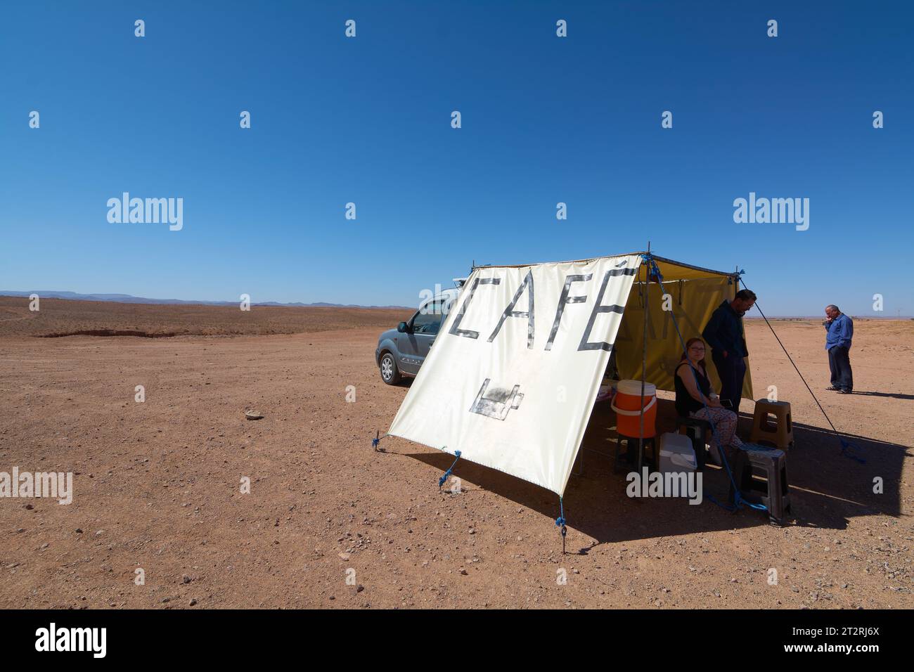 Ouarzazate, Maroc - 09 octobre 2023 : café de fortune dans le désert avec voiture et personnes Banque D'Images