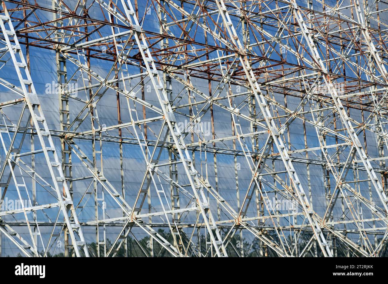 Le radiotélescope géant de Nançay, France, étudie l'espace extragalactique. Voici le miroir secondaire sphérique, 200 m de largeur, 40 m de hauteur. Banque D'Images