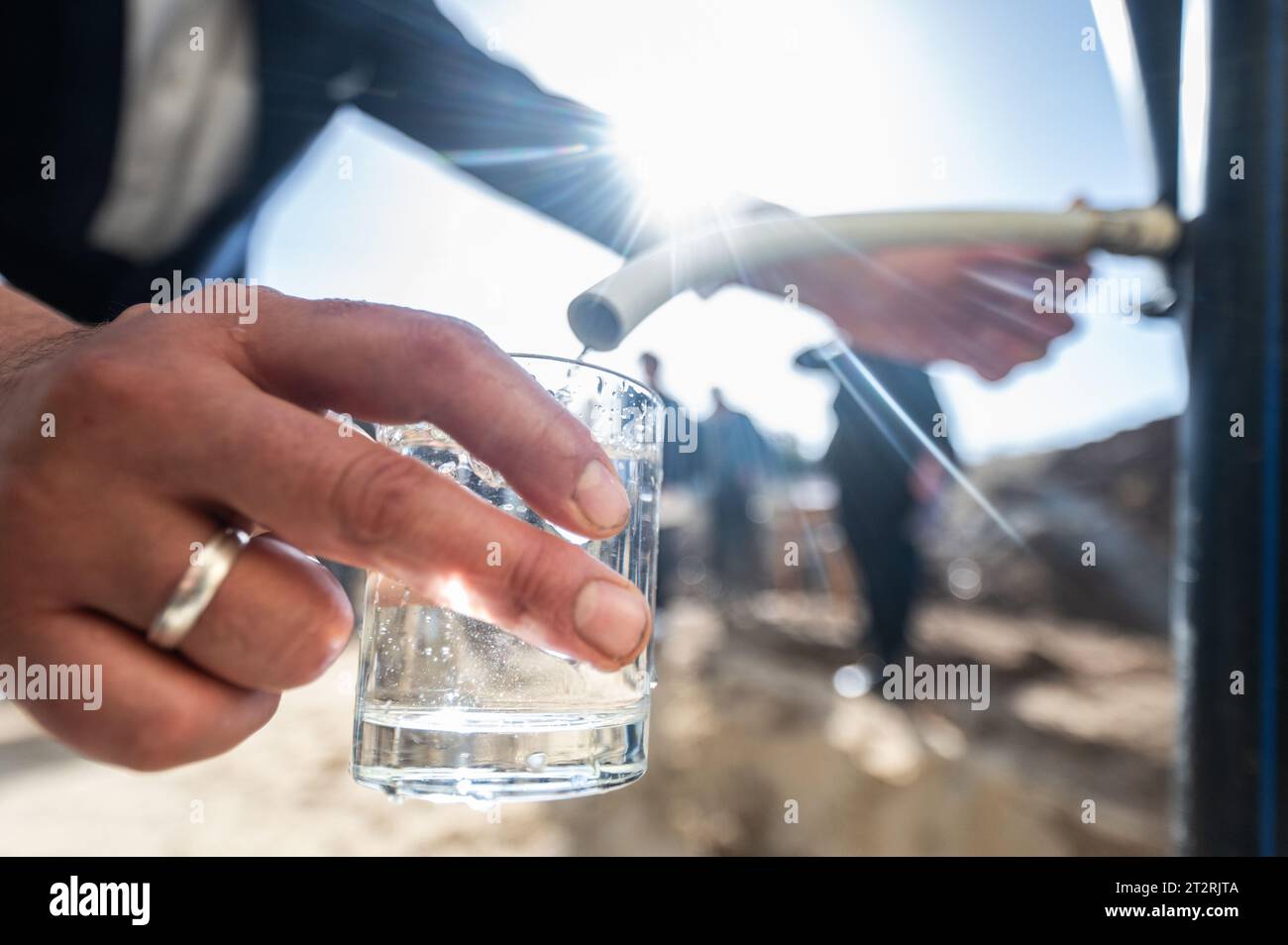 Mykolajiw, Ukraine. 21 octobre 2023. Un homme remplit un verre d’eau douce dans une usine de dessalement d’eau de mer de la société Boreal Light. Cela dessale l'eau pour alimenter la ville. L'Allemagne fournit 200 millions d'euros supplémentaires pour la reconstruction de l'Ukraine. L'argent ira à l'éducation, à la santé et à l'approvisionnement en eau potable, ainsi qu'à la reconstruction urbaine. (À dpa 'le gouvernement allemand donne 200 millions d'euros pour la reconstruction de l'Ukraine' crédit : Sebastian Gollnow/dpa/Alamy Live News Banque D'Images