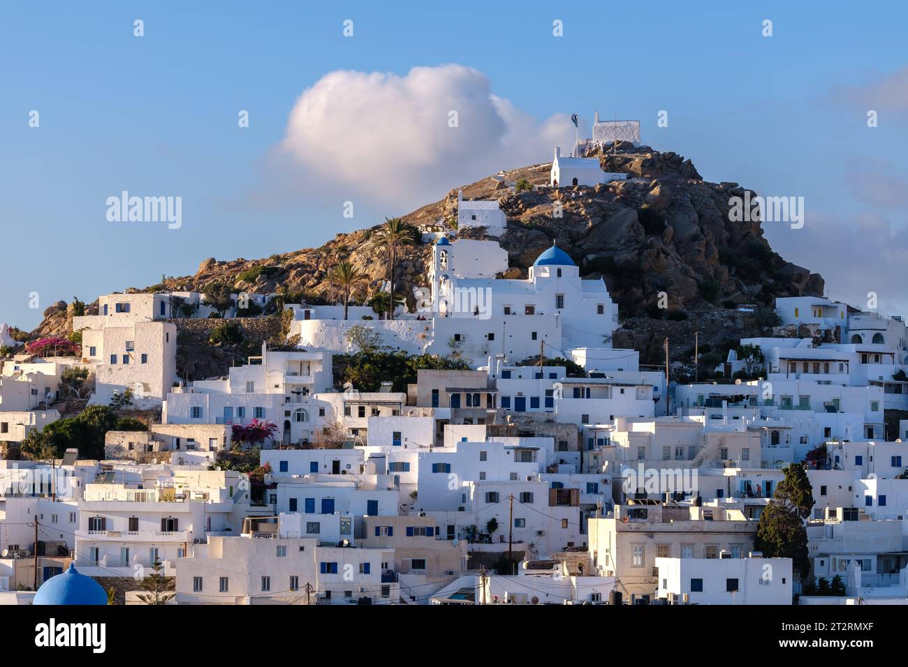 Vue panoramique sur l'île pittoresque et blanchie à la chaux d'iOS Grèce et un ciel bleu en arrière-plan Banque D'Images