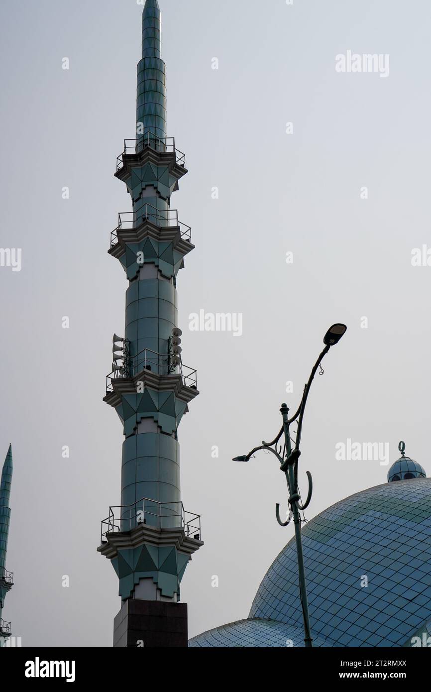 Indonésien. un magnifique bâtiment de mosquée avec un dôme vert, Banque D'Images