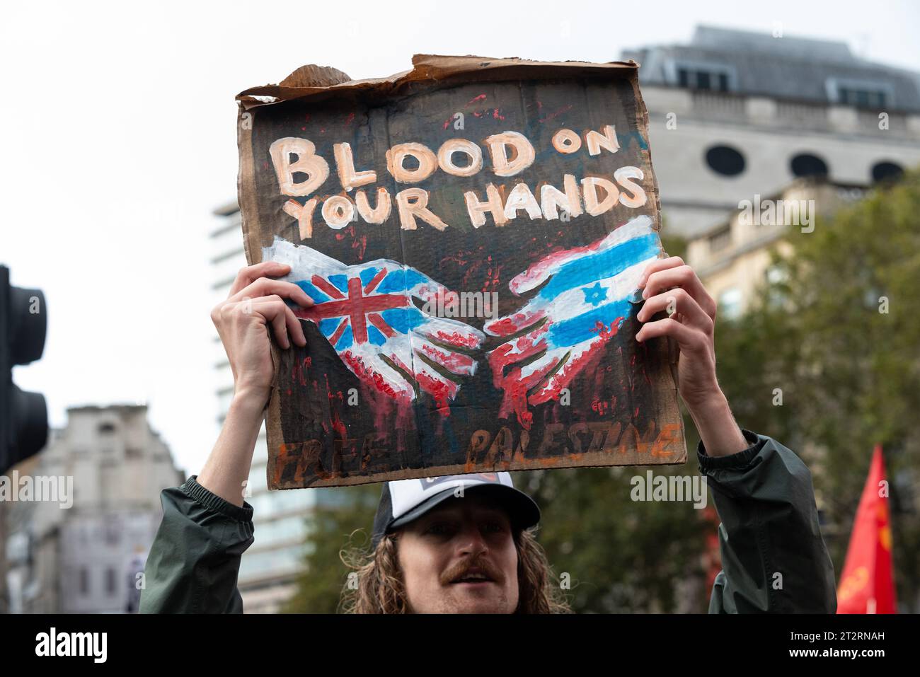 Westminster, Londres, Royaume-Uni. 21 octobre 2023. Une manifestation est en cours contre l'escalade de l'action militaire à Gaza alors que le conflit entre Israël et le Hamas se poursuit. Organisé par des groupes tels que Palestine Solidarity Campaign et Stop the War Coalition, intitulé « Marche nationale pour la Palestine » et avec des appels à « libérer la Palestine », « mettre fin à la violence » et « mettre fin à l’apartheid ». Pancarte de sang sur vos mains, avec des drapeaux britanniques et israéliens Banque D'Images