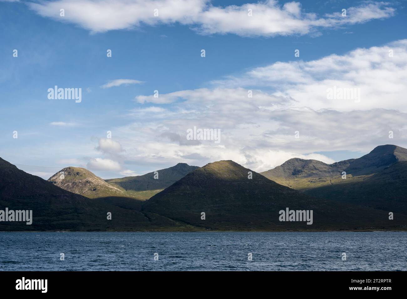 Vue sur le Loch Na Keal jusqu'aux plus hautes montagnes de l'île de Mull, Hébrides intérieures, Écosse, Royaume-Uni Banque D'Images