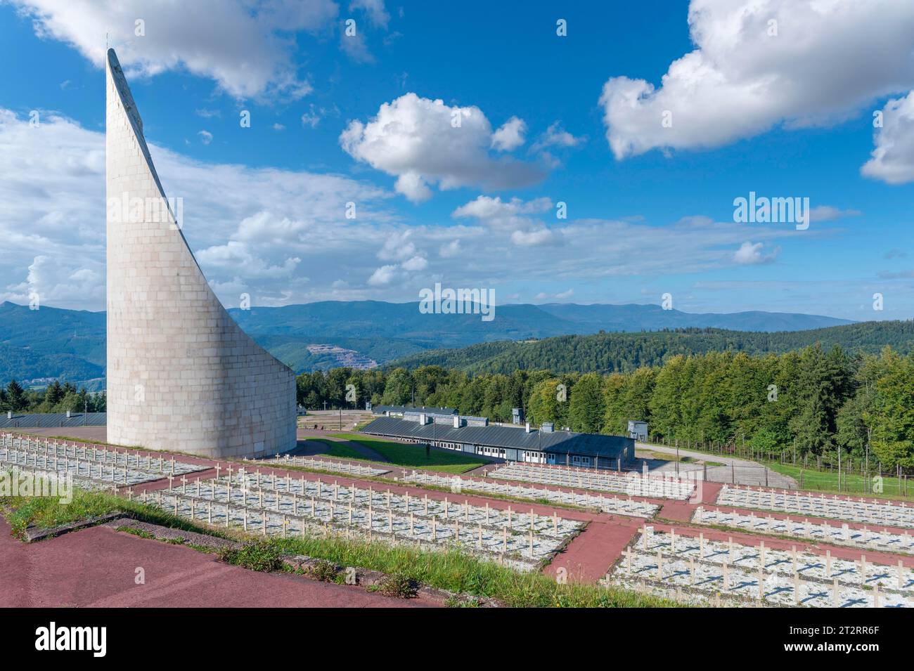Ancien camp de concentration Natzweiler-Struthof avec le mémorial Phare du souvenir, Natzwiller, Alsace, France, Europe Banque D'Images