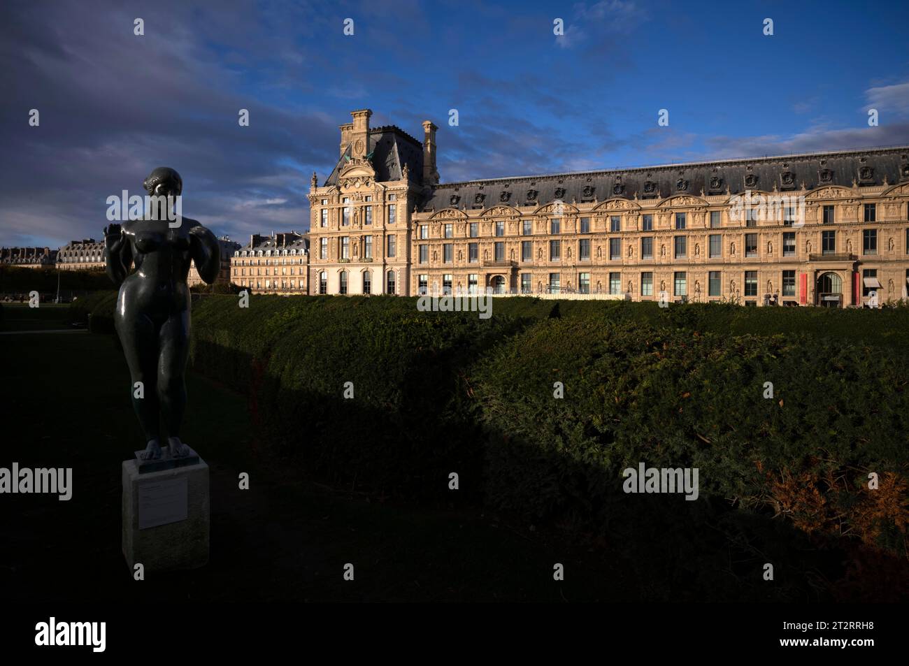 Statue en bronze Vénus, Vénus, par Aristide Maillol, derrière le Musée des Arts Décoratifs, Palais du Louvre, Paris, France Banque D'Images