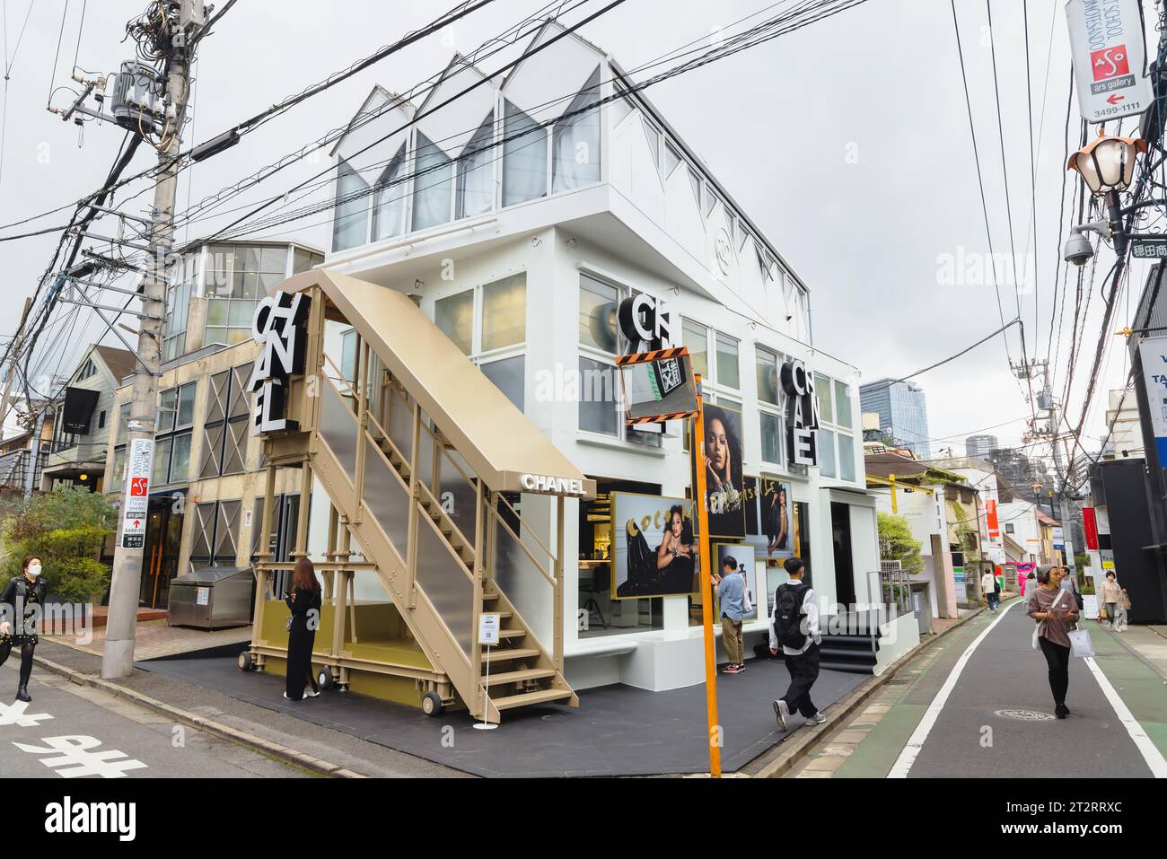 Tokyo, Japon - 08 avril 2023 : magasin Chanel dans les rues de Tokyo, avec des personnes non identifiées. Chanel est une maison de couture française de luxe fondée en 1910 Banque D'Images