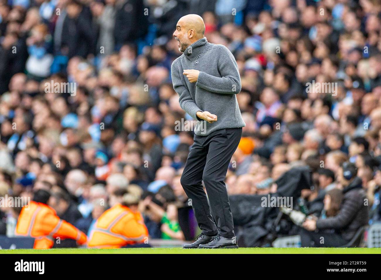 Manchester, Royaume-Uni. 21 octobre 2023.. Manchester, Royaume-Uni. Le 21 octobre 2023, le Manager de Manchester City PEP Guardiola gesticule lors du match de Premier League entre Manchester City et Brighton et Hove Albion au Etihad Stadium, Manchester le samedi 21 octobre 2023. (Photo : Mike Morese | MI News) crédit : MI News & Sport / Alamy Live News Banque D'Images