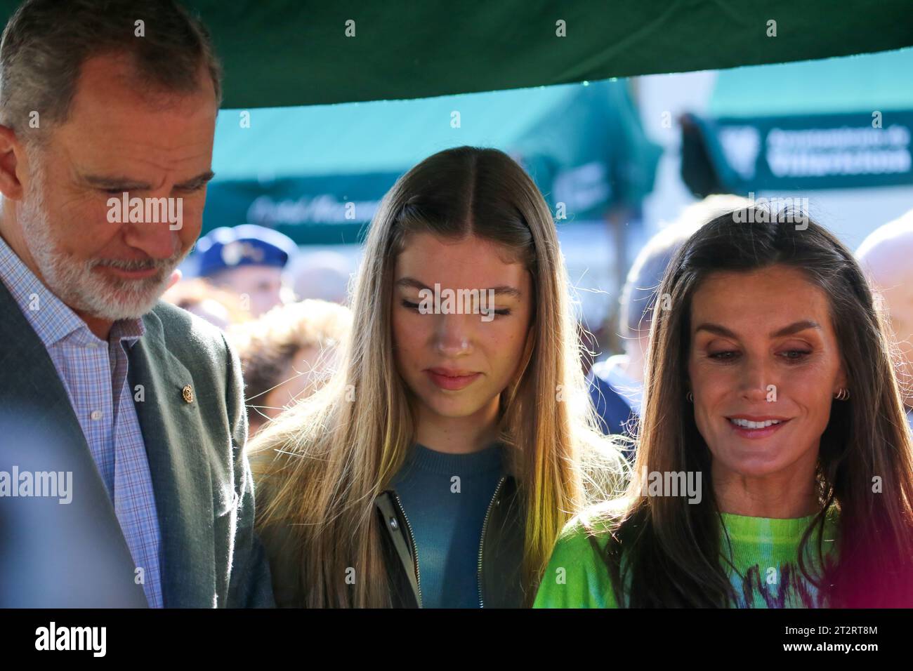 Arroes, Espagne, 21 octobre 2023 : le roi Felipe VI (G) commente quelque chose à côté de l'Infante Sofia de Borbon et de la reine Letizia Ortiz (D) lors du Prix du peuple exemplaire des Asturies 2023, le 21 octobre 2023, à Arroes, Espagne. Crédit : Alberto Brevers / Alamy Live News. Banque D'Images